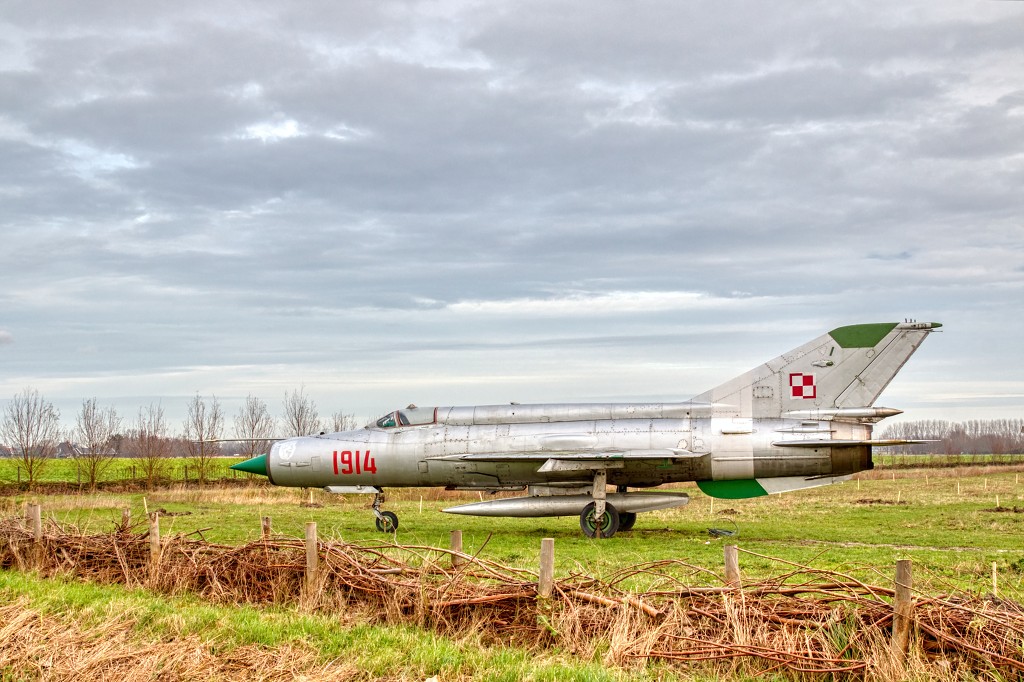 HDR urbex lost tank tanks truck trucks spitfire mig decay airplane abandoned abandonne vervallen verlaten military militair